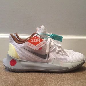 Nike Kyrie Low 2 “Sandy Cheeks”